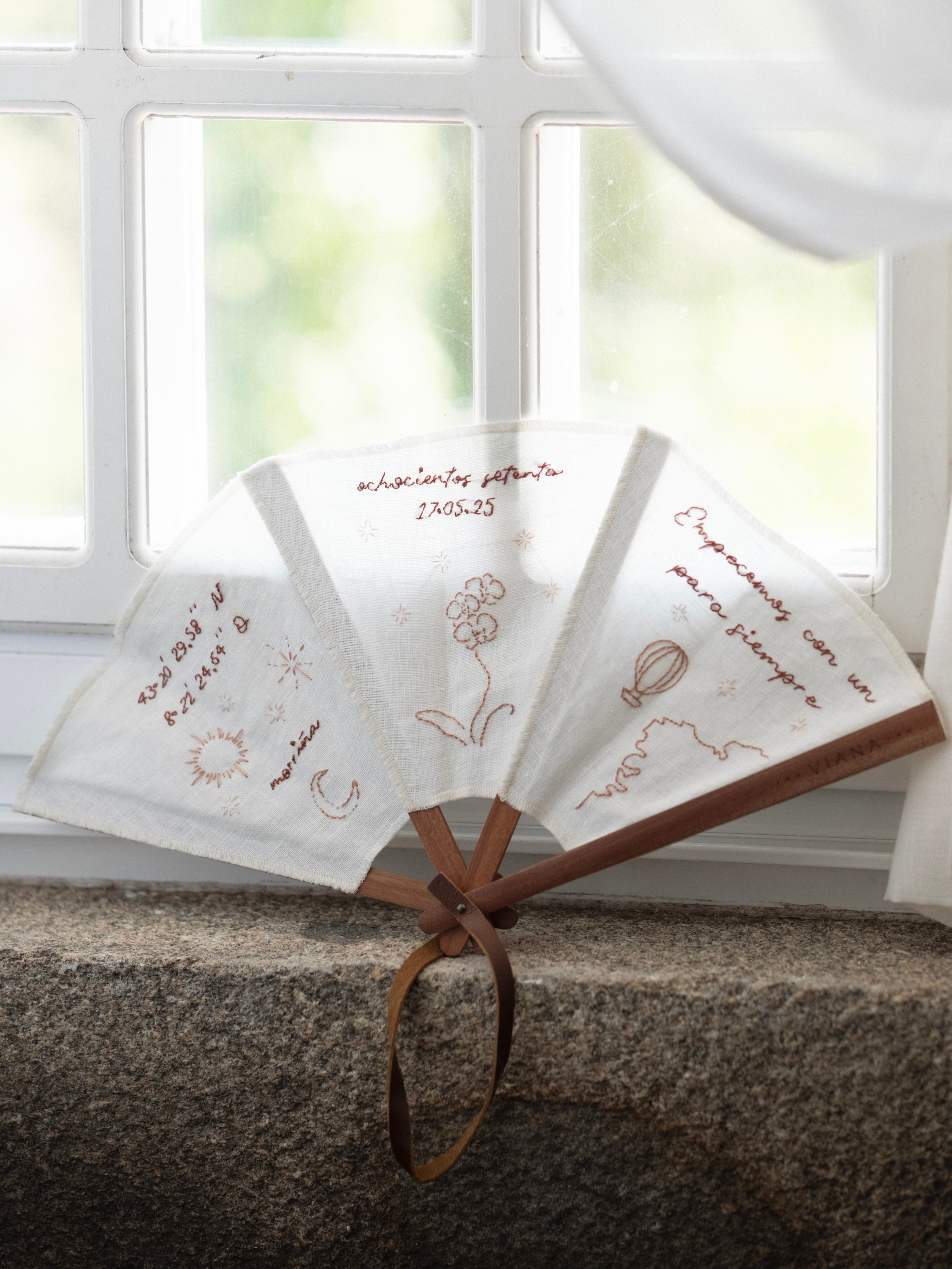 Abanico bordado a mano